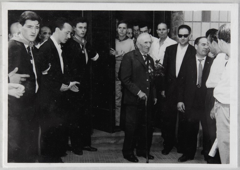 Poggibonsi, 18-19 luglio 1964, XX° anniversario della liberazione e conferimento ad Alcide Cervi della cittadinanza onoraria. Alcide Cervi e alcuni partecipanti alla cerimonia